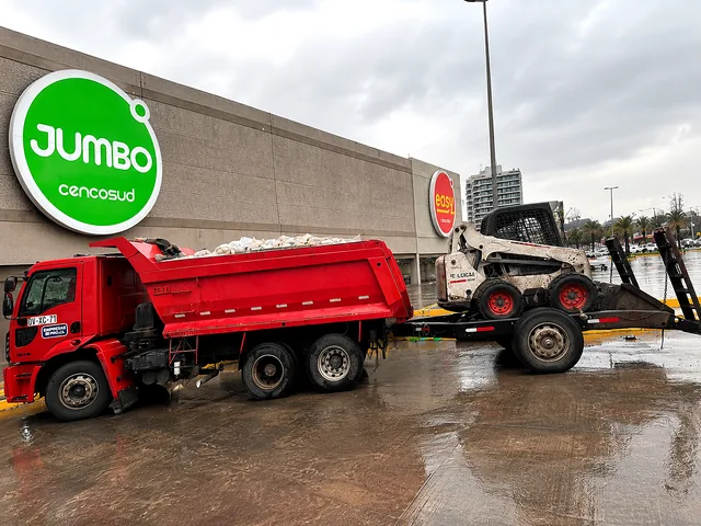 Camión Ford rojo coordinado por EmpresasPro para una entrega de materiales